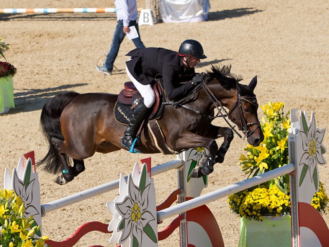 Executing a sparkling clear round, Izzy by Picobello and her rider Jack Dodd (IRL). © Michael Rzepa