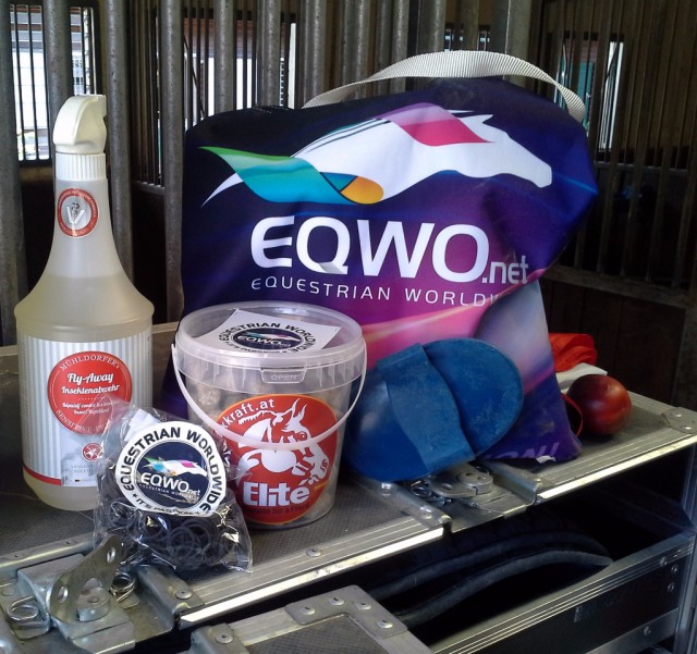 Das EQWO.net Goodie Bag mit Fliegenspray von Mühldorfer, Leckerlies von Fixkraft sowie Zopfgummies und Bürste von EQWO.net © EQWO.net