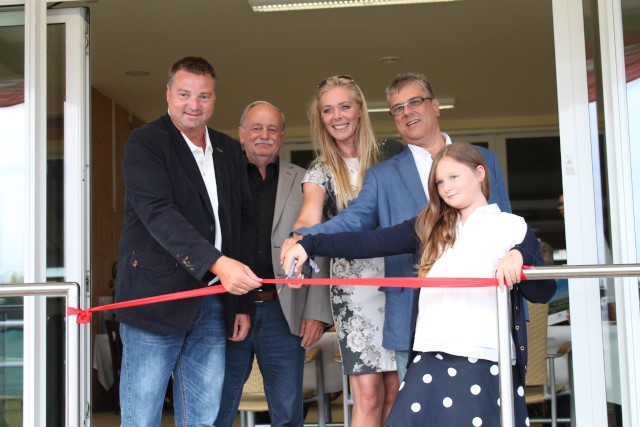 Bürgermeister Wolfgang Kocevar, OEPS Generalsekretär Ing. Franz Kager, Geschäftsführerin Ulla Weigerstorfer, Hannes Schulz und Ina Weigerstorfer. © Magna Racino 