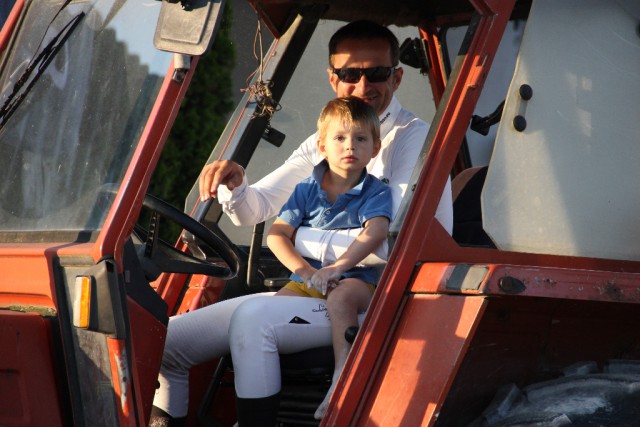 ​Roland und Sohn Louis bei der Arbeit am Heimevent. © Brunnmayr Fotografie & Design