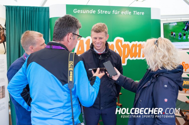 er Alpenspan-EQWO.net-Stand als Pressetreffpunkt: Max Kühner im Interview mit Daniel Winkler (OEPS), Ernst Kopica (Pferderevue) und Ruth Büchlmann (EQWO.net). © Tomas Holcbecher
