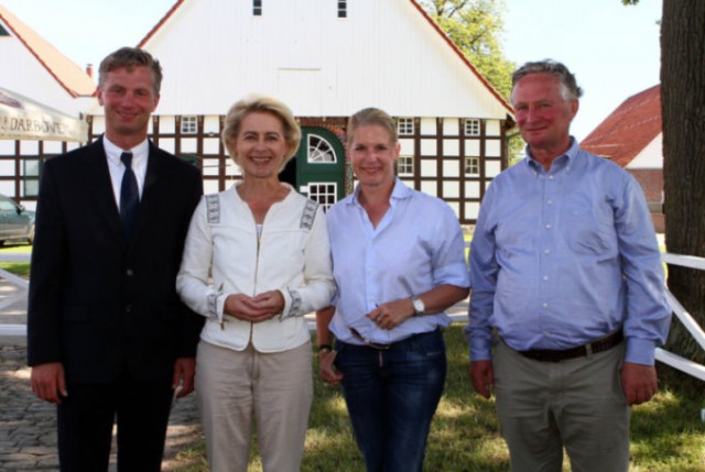 Von links – Turnierleiter Lars Meyer zu Bexten, Bundesministerin der Verteidigung Dr. Ursula von der Leyen, Sterneköchin Cornelia Poletto und Ulrich Meyer zu Bexten. © HPV