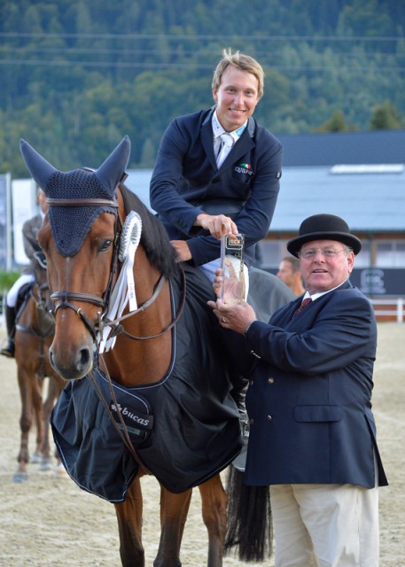 On his third appearance at the GLOCK HORSE PERFORMANCE CENTER, at last Douglas Lindeloew (SWE) was in a position to accept his first GLOCK’s winner’s trophy from Franz-Peter Bockholt (Sports Director GHPC). © GHPC / studiohorst