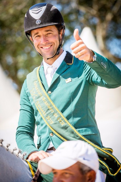 Marcio Jorge (BRA) und Coronel MCJ, die Gold auf dem RIO 2016 Test-Event für sich entscheiden konnten, geben ein "Daumen hoch" für die Aquece Rio International Horse Trials. © FEI/Raphael Macek