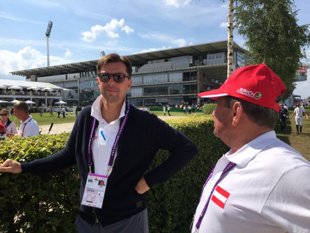 Chef d'Equipe Marcus Wallishauser und Trainer Hugo Simon im Strategiegespräch. © EQWO.net