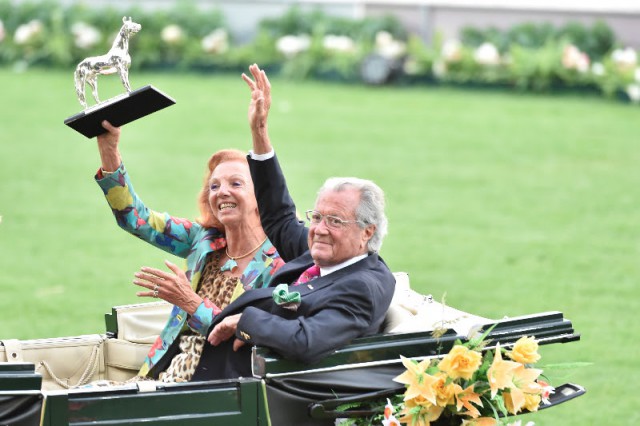 Große Ehre für Marina und Toni Meggle - sie wurden mit dem Silbernen Pferd ausgezeichnet. © Frieler