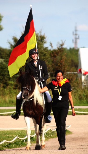 Lucie Maxheimer mit ihrer Stute Stjörn vom Eifelhaus und ihrer Trainerin Suzan Beuk. © Uli Neddens 