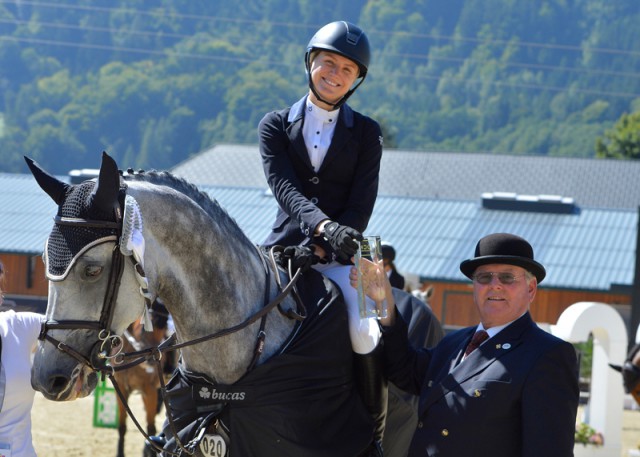 A beaming Hilary McNerney (USA) accepted the GLOCK’s Amateur Tour winner’s trophy and congratulations from Franz-Peter Bockholt (Sports Director GHPC). © GHPC / studiohorst