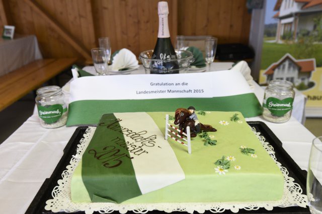 Zum Feiern gab's für die Sachendorfer Torte und Champagner vom Veranstalter. © Horse Sports Photo