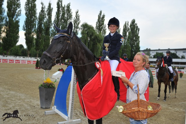 Leonie Moron sicherte sich auf Virgina 8 den Sieg in der Children/Junior Tour (m. Petra Janout). © sIBIL sLEJKO
