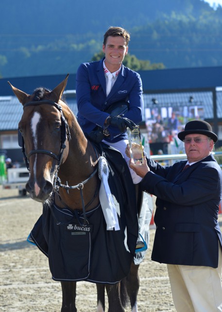 A beaming winner! Olivier Philippaerts (BEL) relishing his victory in the CSI5* GLOCK’s Perfection Tour. Franz-Peter Bockholt (Sports Director GHPC) offered congratulations. © GHPC / studiohorst