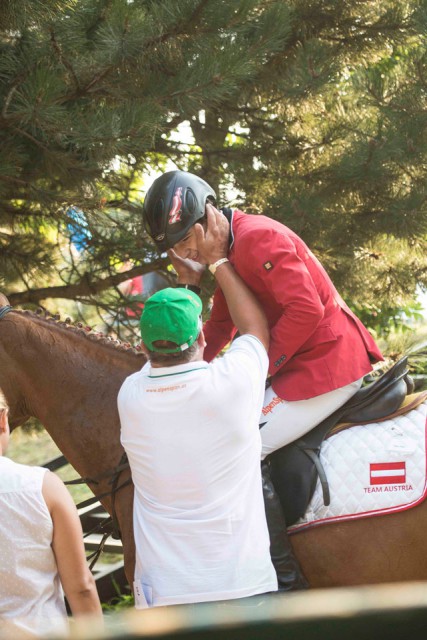 Trainer und Equipechef Anton Martin Bauer freut sich mit Leonard Platzer über sein Top Ergebnis. © OEPS | Lukas Jahn