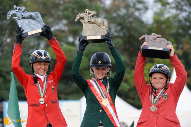 Das Podium der Children bei der EM in Wiener Neustadt: Jennifer Kuehnle (IRL), Calvin Böckmann (GER) und Piet Menke (GER). © Hervé Bonnaud