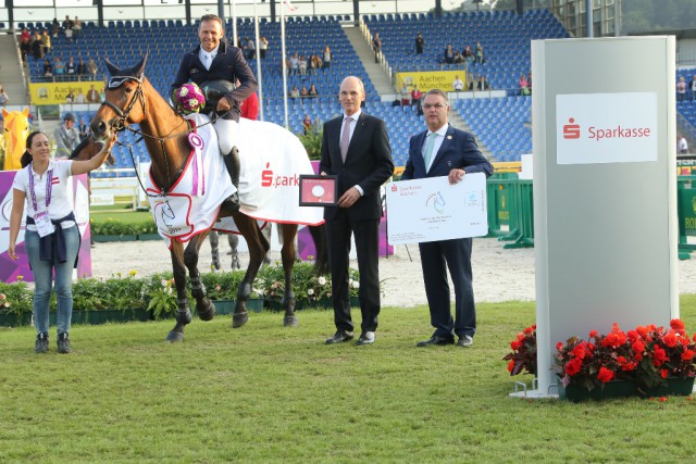 Ralf Wagemann, Member of the Board of the Sparkasse Aachen and ALRV Advisory Board Member Peter Weinberg (right) congratulating the winners. © Aachen 2015/Michael Strauch