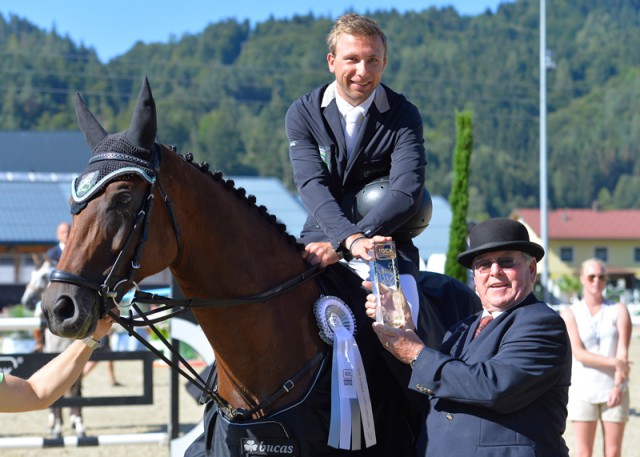 Three times fourth, today at last first place! Philipp Schober (GER) could at last accept the GLOCK’s CSI2* Tour winner’s trophy from Franz-Peter Bockholt (Sports Director GHPC). © GHPC / studiohorst
