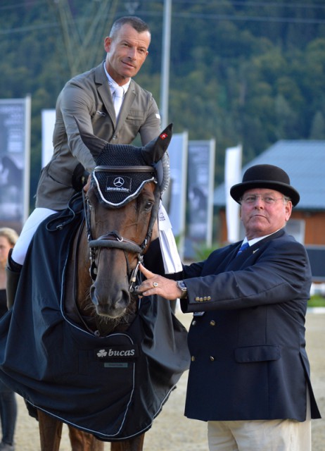 Pius Schwizer (SUI) was pleased as Punch about victory in the GLOCK’s Youngster Tour with Tina de l'Yserand. Congratulations from Franz-Peter Bockholt (Sports Director GHPC). © GHPC / studiohorst