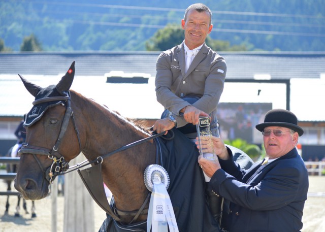 Franz-Peter Bockholt (Sports Director GHPC) congratulates Pius Schwizer (SUI) on his victory in the GLOCK’s Youngster Tour Final with Tina de l’Yserand. © GHPC / studiohorst