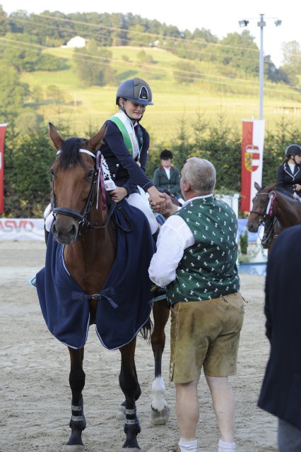 Alois Stoiser gratuliert Lara Stampler-Ullrich zum Titel. © Horse Sports Photo