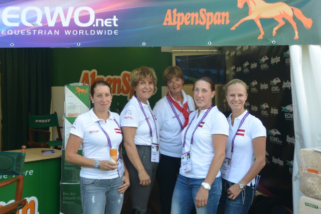 Das Team Austria am Alpenspan-EQWO.net Stand bei der EM in Aachen. © EQWO.net