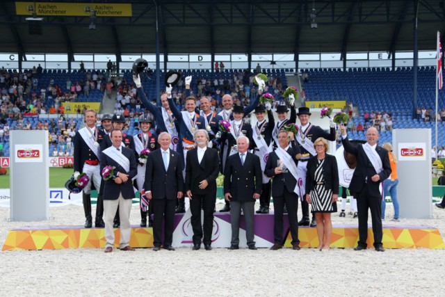 Den erfolgreichen Teams gratulierten NRW-Familienministerin Ute Schäfer (2.v.r.), Dr. Hanfried Haring, der Präsident des Europäischen Pferdesportverbandes (4.v.r.), Dr. Hermann Bühlbecker, Inhaber der Lambertz-Gruppe (3.v.l.) und Carl Meulenbergh, Präsident des Aachen-Laurensberger Rennvereins e.V. (2.v.l.). © Aachen 2015/ Michael Strauch