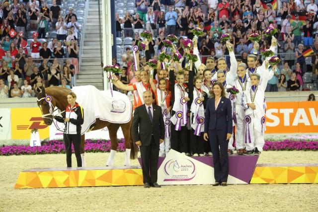 The teams are congretulated by FEI President Ingmar de Vos and ALRV advisory board meber Stefanie Peters. © Aachen 2015