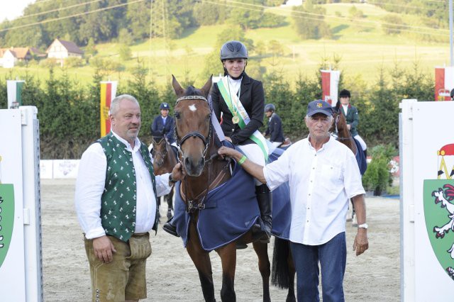 Ponymeisterin Lisa Weiss mit Veranstalter Alois Stoiser (links) und Springreferent Claus Uray (rechts). © Horse Sports Photo