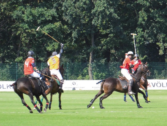2. Finaltag, Team Reuer (orange) gegen Perrier-Jouet, Reuer wird 4., Perrier-Jouet 3. © NNN