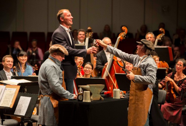 Beim Cellagon-Eröffnungskonzert der Baltic Horse Show dürfen auch Springreiter mal ans Dirigentenpult wie hier der Niederländer Gert-Jan Bruggink. © Stefan Lafrentz