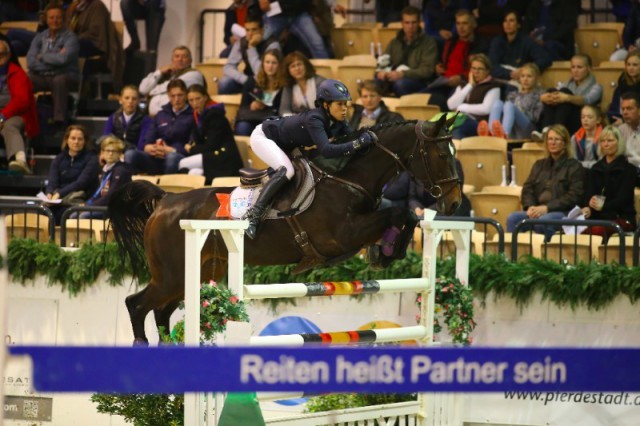 Holstein International bietet Springsport pur - hier Mynou Diederichsmeier - in den Holstenhallen und das bei freiem Eintritt. © ACP Pantel