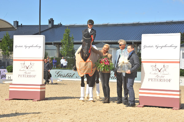 Der Sieger der sechsjährigen Dressurpferde Sezuan, geritten von Dorothee Schneider. Es gratuliert die Besitzerin und zugleich Gastgeberin der Peterhof Dressur Gala, Arlette Jasper-Kohl, in Begleitung des Chefrichters Thomas Lang aus Österreich. © a-focus Altenhofer