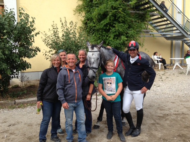 Peter Englbrecht, Bundeschampionesse Karlotta und die Züchterfamilie Hörtenhuber. © Team Fixkraft