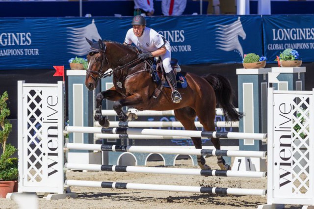 Guy Hodgson (GBR) wurden in der CSI2* Bronze Tour um den Preis der Hirter Brauerei Dritte. © Michael Graf