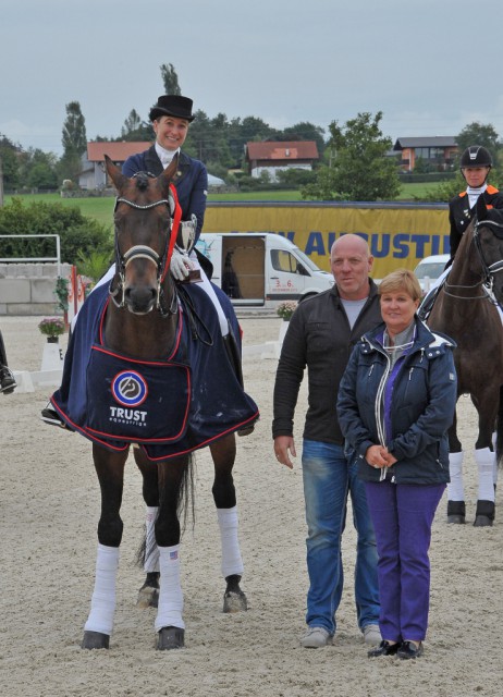 Fröhliche Gesichter bei der Siegerehrung für den Prix St. Georges in Lamprechtshausen. © Fotoagentur Dill