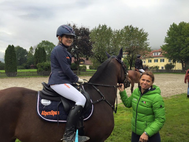 Alpenspan Teamreiterin Jasmin Pirker (links) hatte allen Grund zum Strahlen und Mama Gudrun Pirker (rechts) freute sich über die Erfolge ihrer Tochter fast noch mehr als über die eigenen! © facebook Wolfgang Pirker