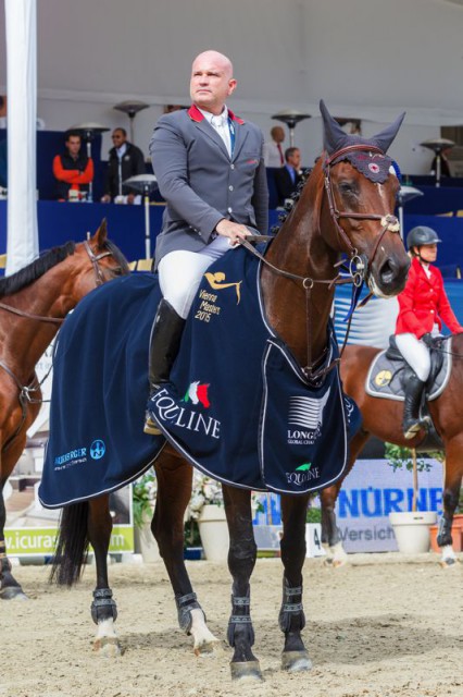 Gustavo Mirabal bei der Siegerehrung der CSI2* Gold Tour präsentiert von der Nürnberger Versicherungsgruppe. © Michael Graf