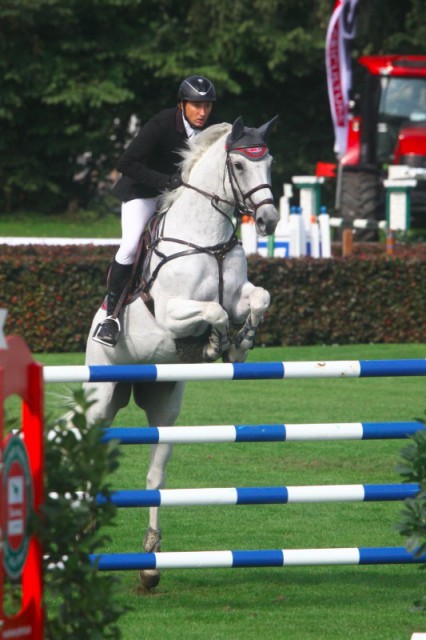 Jörg Naeve mit der 14 jährigen Schimmelstute Carena (Foto: Sebastian Haas/comtainment GmbH)