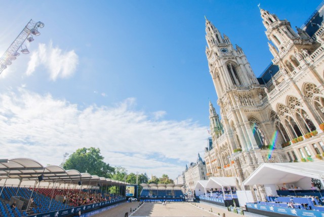 Die Vienna Masters Arena vor dem Wiener Rathaus ist derzeit der Nabel der Pferdesportwelt. © www.speedlight.at