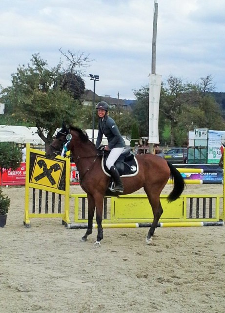 Carissma S war das Warten bei der Siegerehrung definitv zu langweilig – Bianca Rüscher (V) nahm’s mit einem Lächeln hin. © EQWO.net