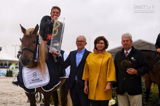 Grand Prix Sieger powered by Fiyxkraft. Unser Grupa Azoty Trophy Sieger Maximilian Schmid mit Chacon 2. © Swiat Kony