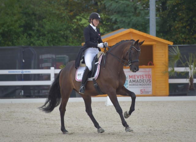 OEPS Talente Team Mitglied Sophie Marlene Francz (OÖ) freute sich mit Show Man M über eine weitere schöne internationale Platzierung. © Fotoagentur Dill