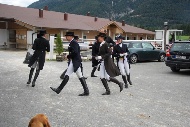 Auch wenn die Siegerehrungen heute auf zwei Beinen absolviert wurden, durfte die Ehrenrunde im Galopp nicht fehlen. © facebook Landhotel Strasserwirt