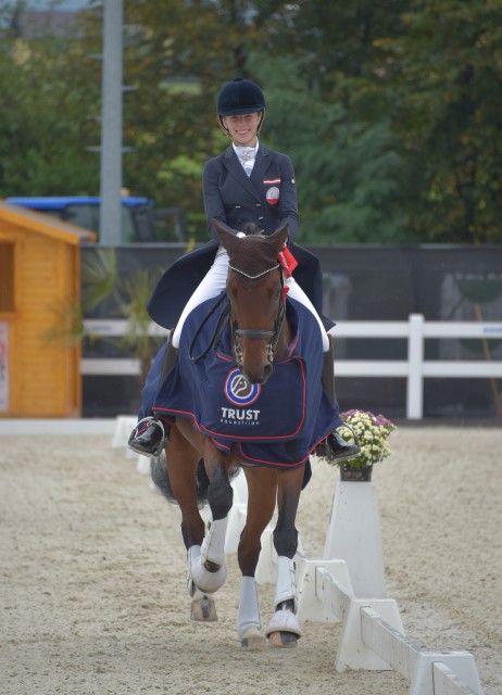 ... und ließ sich anschließend bei der Siegerehrung gebührend feiern. © Fotoagentur Dill