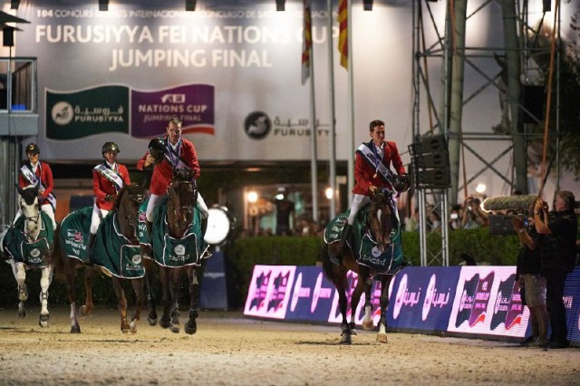 Auf der anschließenden Ehrenrunde ließ sich das komplette belgische Team gebührend feiern. © Hervé Bonnaud