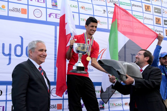FEI Präsident Ingmar De Vos gratuliert Fahad Hela Mohamed Al Khatri. © FEI/Rebecca Pearman