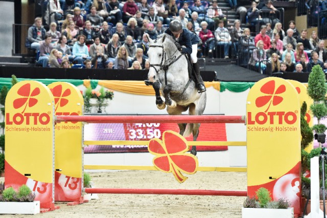 Alejandro Merli Soler und Cassilux bei der Baltic Horse Show. Der Spanier gewann die Gesamtwertung der Serie Lotto 3plus1. © Frieler