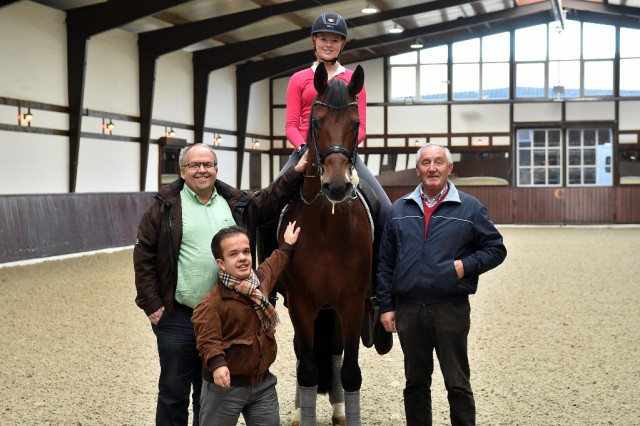 Urs Schweizer (Geschäftsführer des Dressurpferdeleistungszentrums Lodbergen), Niklas Droste (Escon-Marketing GmbH), Kristin Biermann auf Fanfani und Klaus Balkenhol. © Tanja Becker