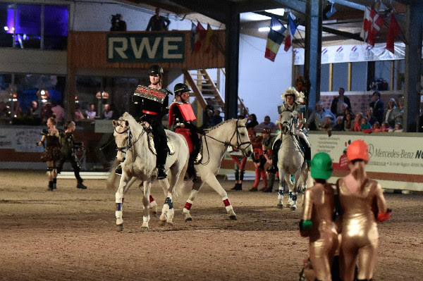 Am Freitagabend lockt die erste Show nach Rulle - 2014 beeindruckte Starlight Express zu Pferd. © Frieler