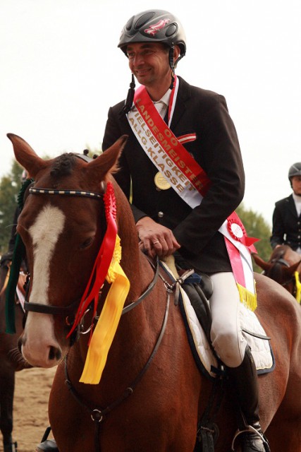 Harald Siegel freute sich auf Cicero P über den Oberösterreichischen Landesmeister Titel in der Vielseitigkeit 2015. © OOEPS/Kronheim