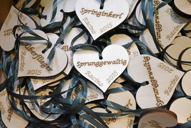 Jede Menge Herzen standen für die Sieger und Platzierten des Oktoberfest Turnieres im Racino bereit. © horsesportsphoto.eu