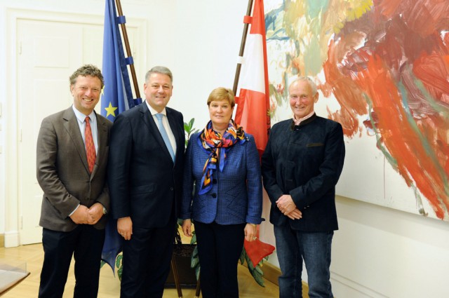 Mag. Klaus Haim, Minister Dipl.-Ing. Andrä Rupprechter, Elisabeth Max-Theurer und KR Gerold Dautzenberg kämpfen dafür, dass Pferdesport leistbar bleibt. © BMLFUW, Florian Köfler
